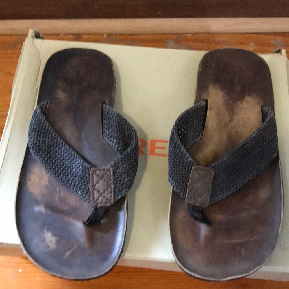 Men’s gap leather flip-flops